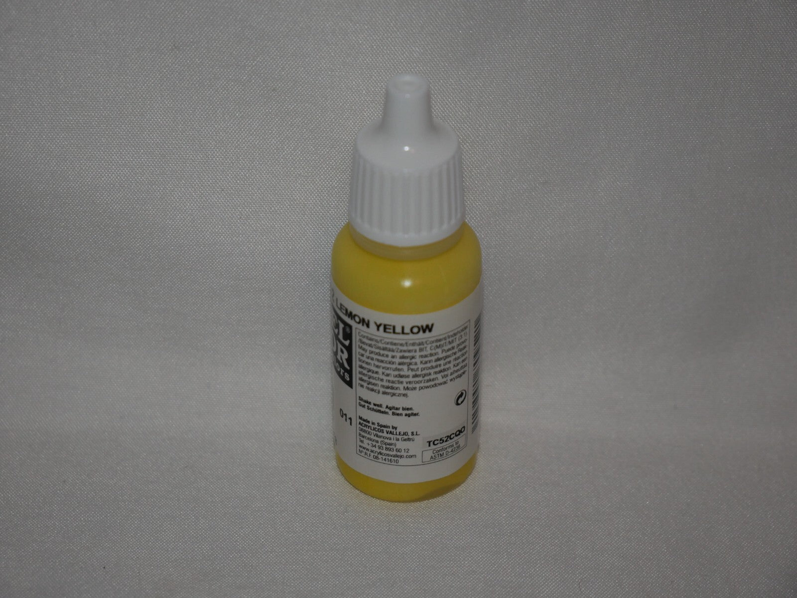 Vallejo Model Color Lemon Yellow Acrylic 17ml/0.57 fl oz Dropper Bottle - 70.952