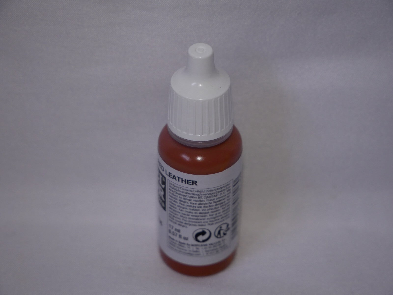 Vallejo Model Color Red Leather Acrylic 17ml /0.57 fl oz Dropper Bottle - 70.818