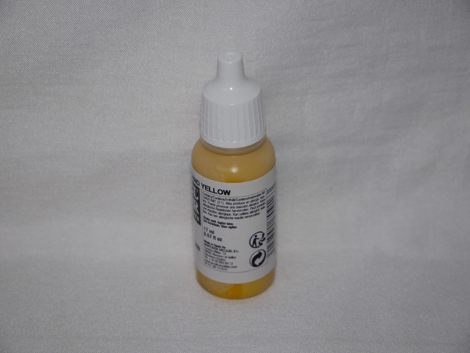 Vallejo Model Color Sand Yellow Acrylic 17ml/0.57 fl oz Dropper Bottle - 70.916