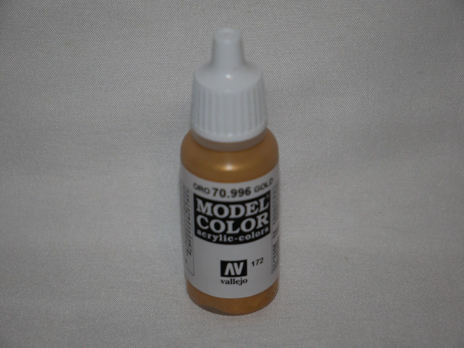 Vallejo Model Color Gold Metallic Acrylic 17ml/0.57 fl oz Dropper Bottle 70.996