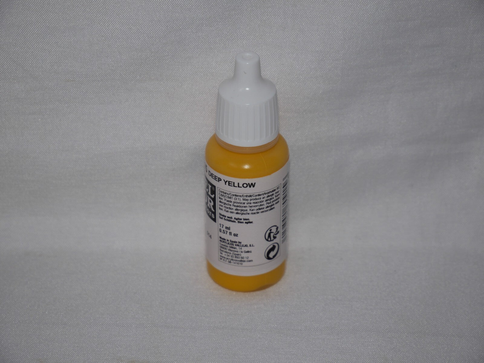 Vallejo Model Color Deep Yellow Acrylic 17ml/0.57 fl oz Dropper Bottle - 70.915