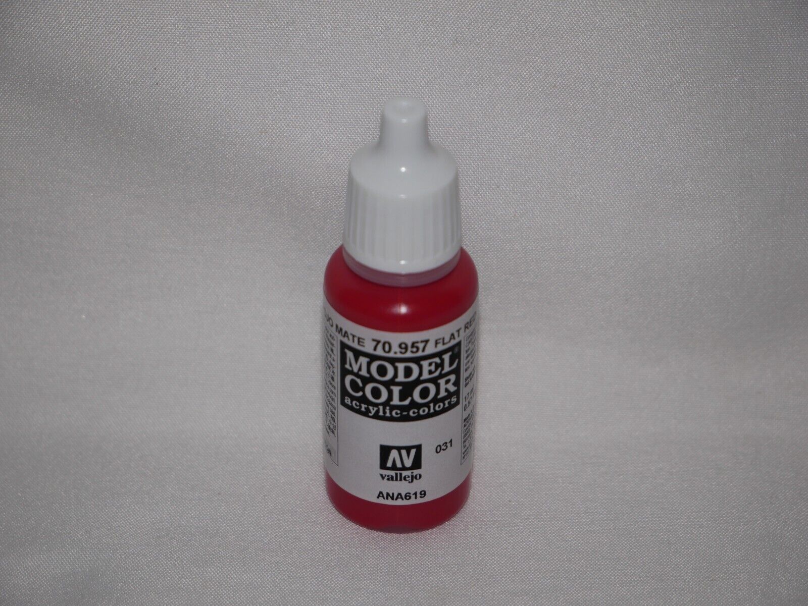 Vallejo Model Color Flat Red Acrylic 17ml/0.57 fl oz Dropper Bottle - 70.957
