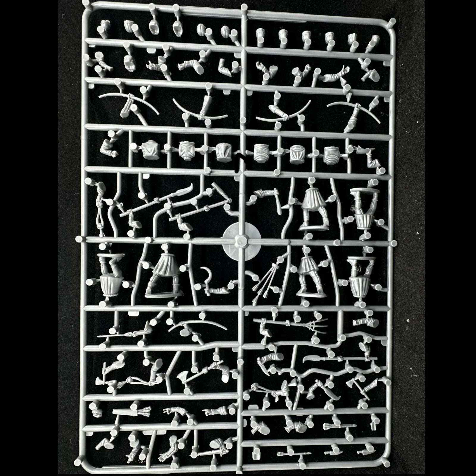 Wargames Atlantic The Barons' War 28mm Peasant Leavy (1100 - 1350) - WAAAC003