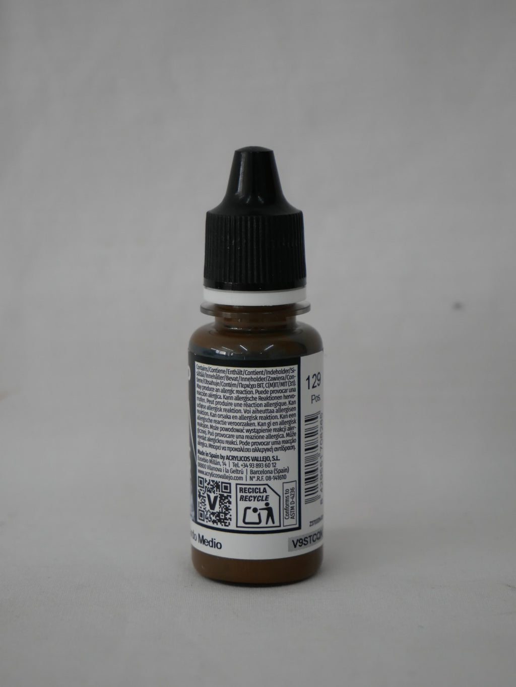 Vallejo Model Color Medium Brown Acrylic 18ml/0.60 fl oz Dropper Bottle - 70.826
