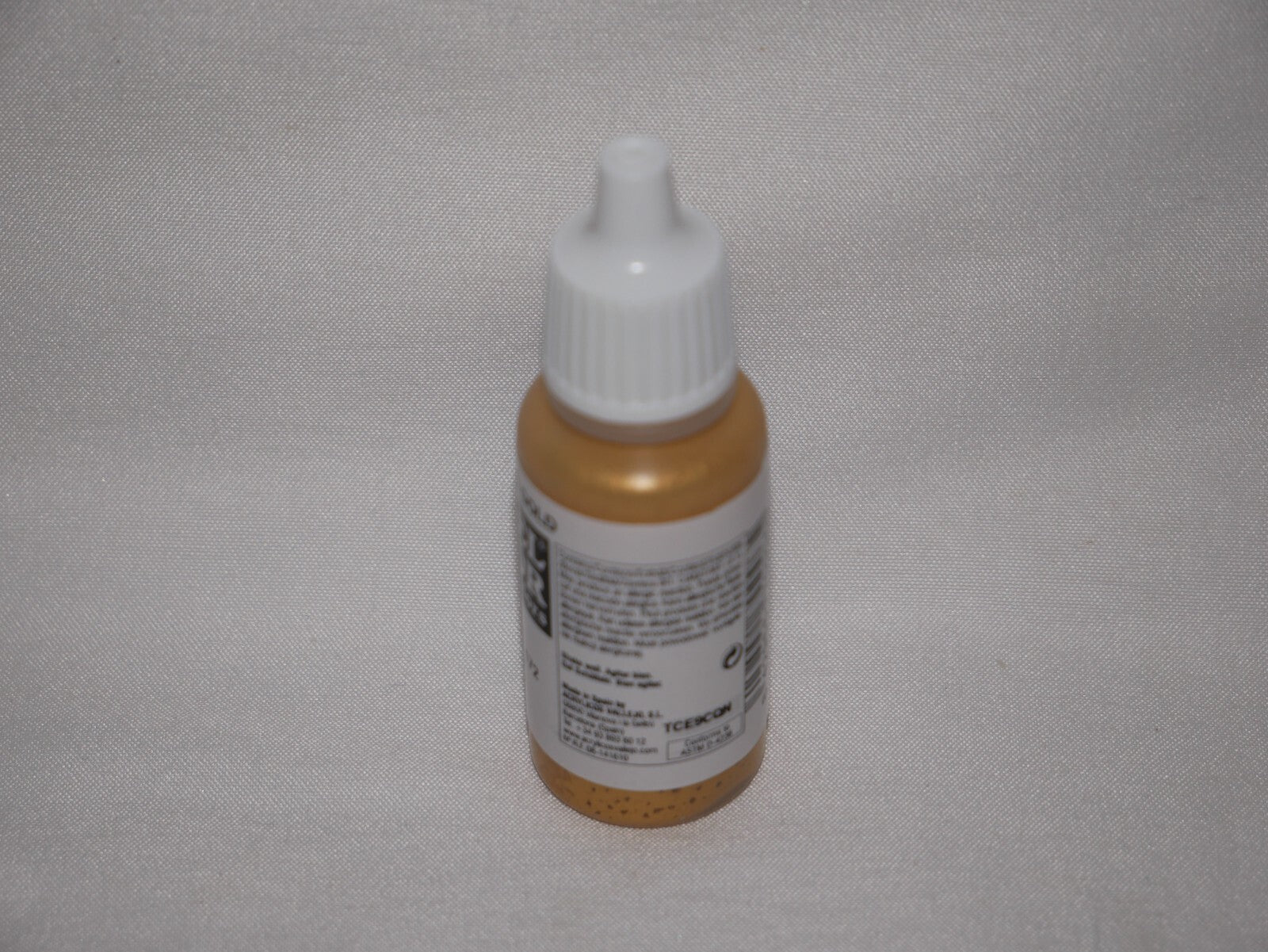 Vallejo Model Color Gold Metallic Acrylic 17ml/0.57 fl oz Dropper Bottle 70.996