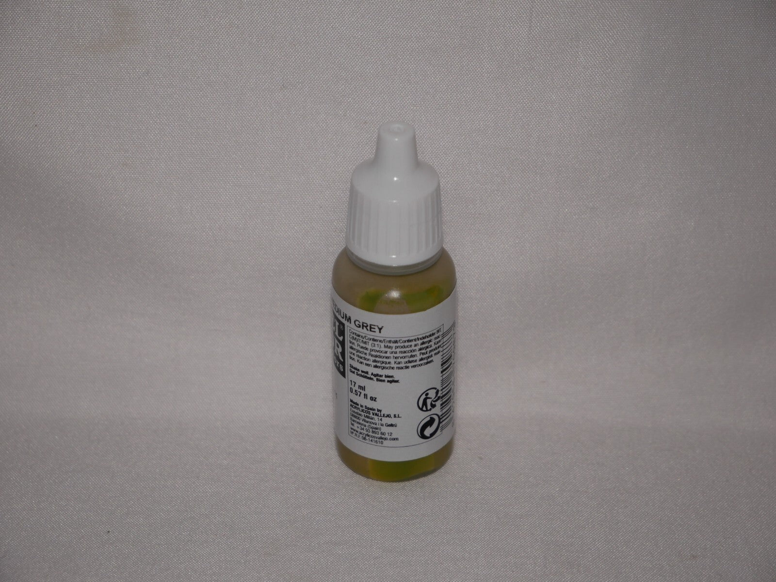 Vallejo Model Color Medium Grey Acrylic 17ml/0.57 fl oz Dropper Bottle - 70.987