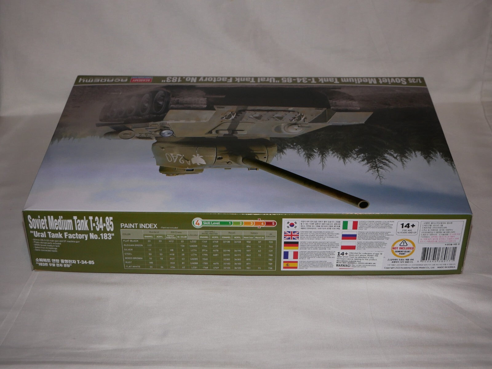 Academy 1:35 Soviet Medium Tank T-34-85 Ural Tank Factory No.183 Level 4 - 13554