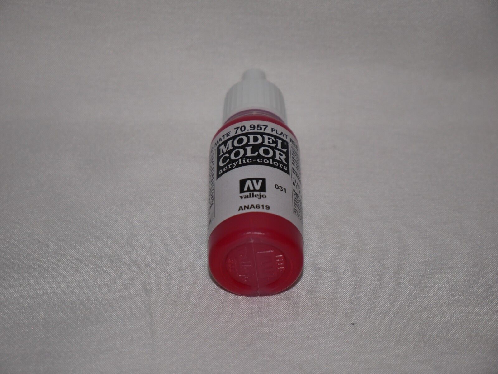 Vallejo Model Color Flat Red Acrylic 17ml/0.57 fl oz Dropper Bottle - 70.957