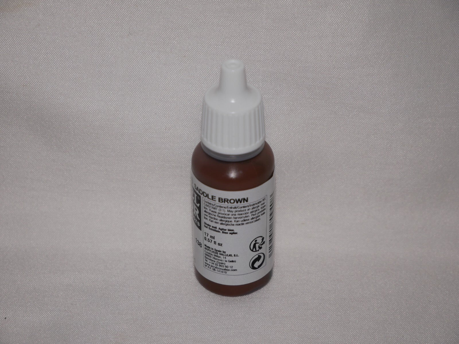 Vallejo Model Color Saddle Brown Acrylic 17ml/0.57 fl oz Dropper Bottle - 70.940