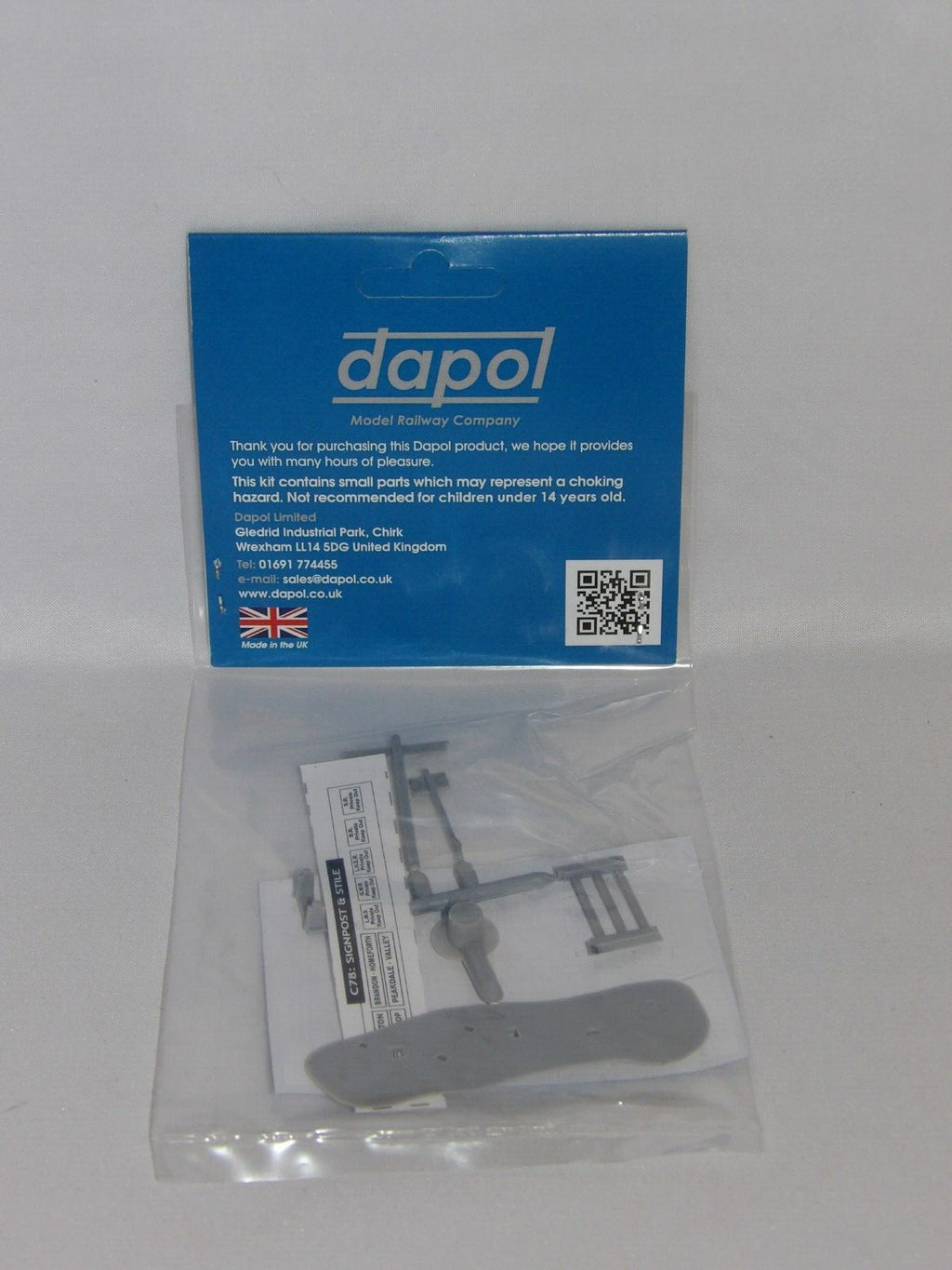 Dapol Kitmaster "OO/HO" Sign Post & Stile C078
