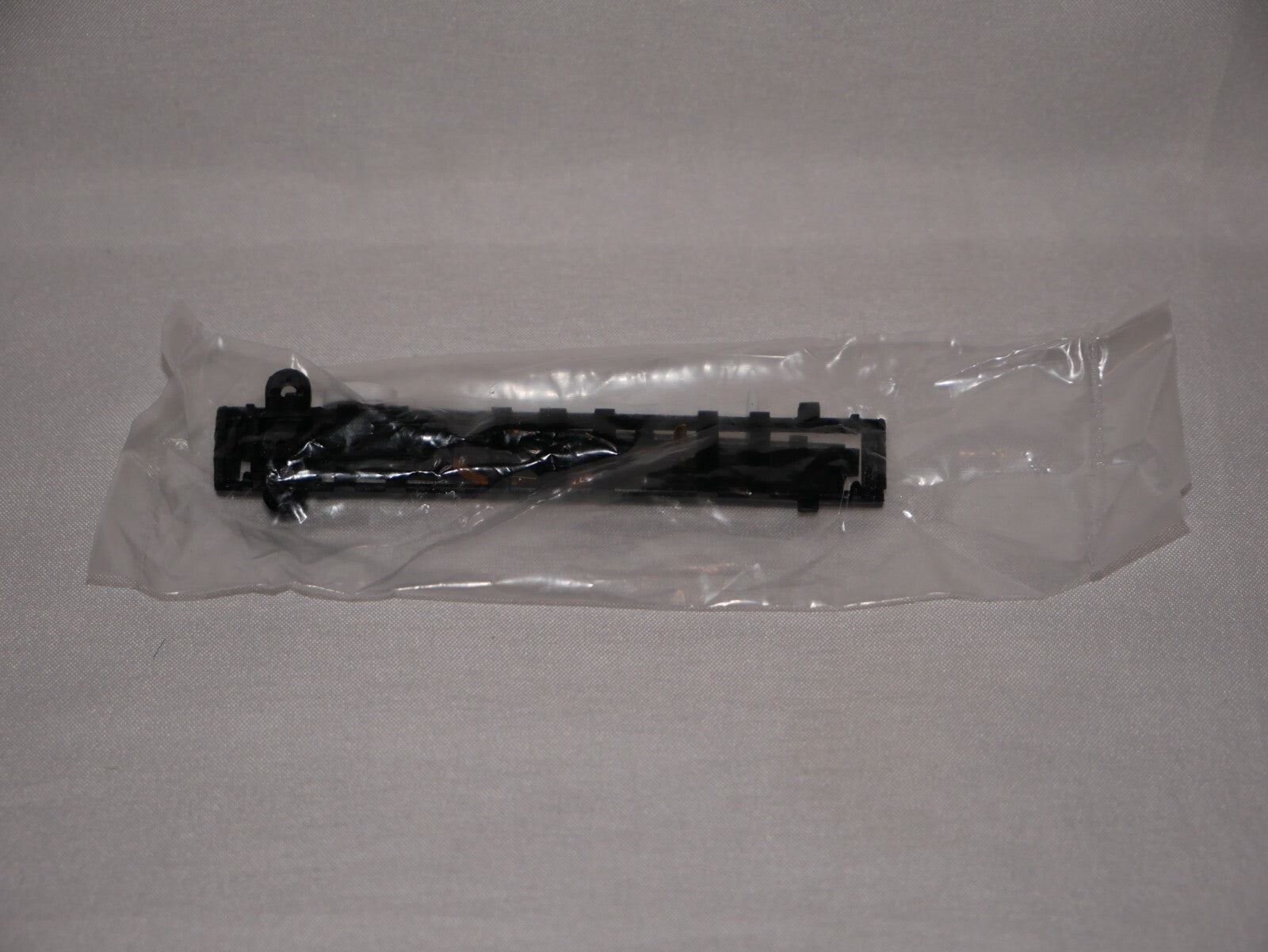Hornby 1:76 Model Railway Track Accessories Uncoupling Ramp & Marker Post - R617