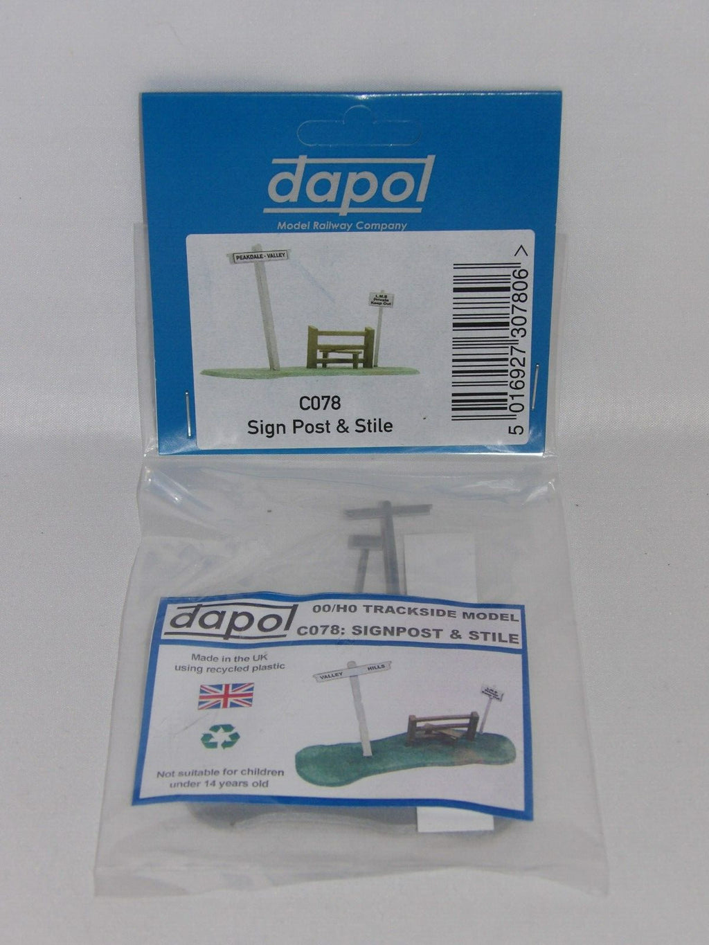 Dapol Kitmaster "OO/HO" Sign Post & Stile C078