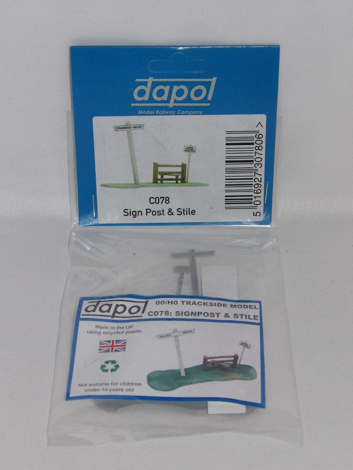 Dapol Kitmaster "OO/HO" Sign Post & Stile C078