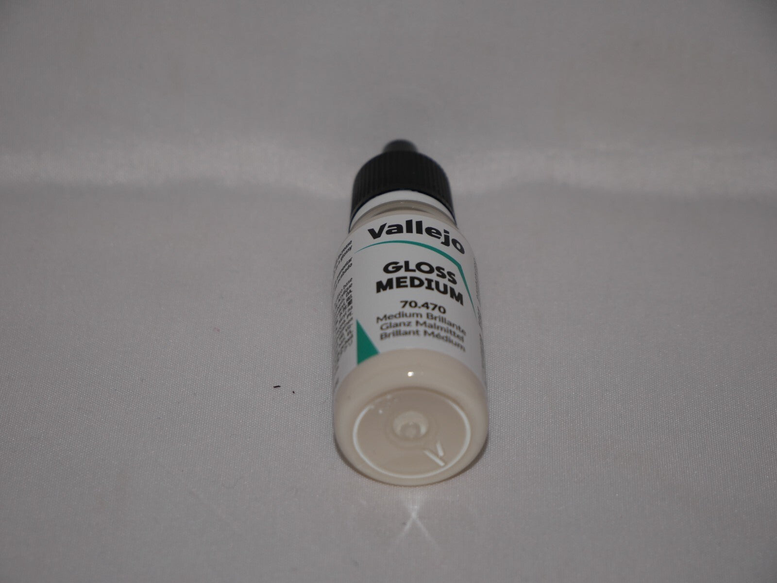 Vallejo Auxiliary Products Gloss Medium 18ml/0.60 fl oz Dropper Bottle - 70.470